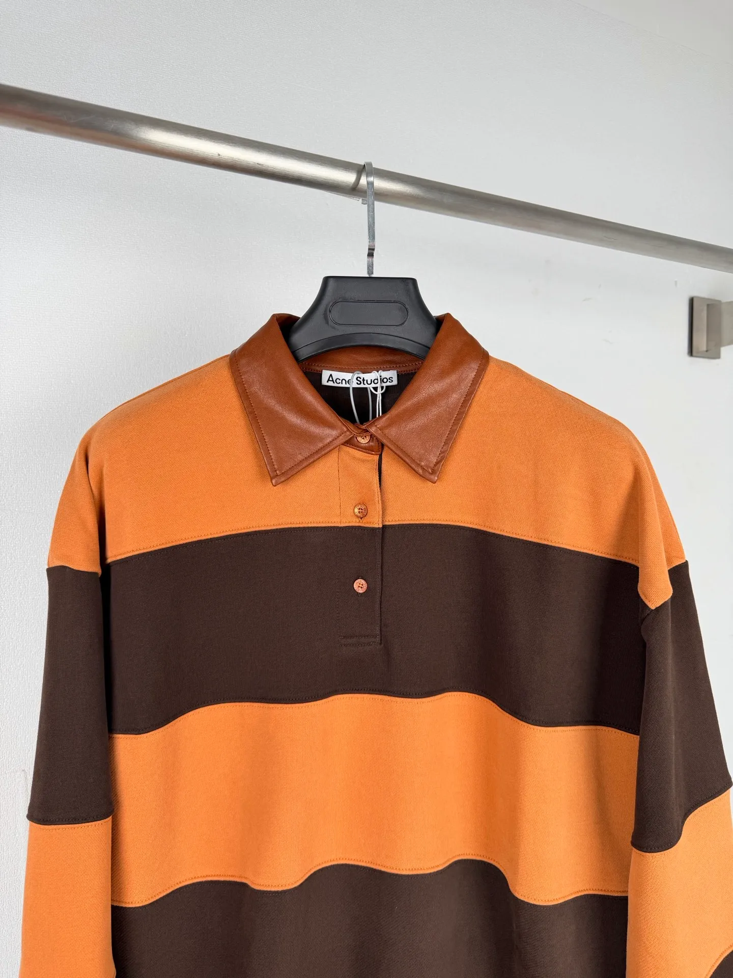 Acne Studios 26SSRetro leather lapel contrast striped sweatshirt purchased and developed by Authentic 5469, custom dyed double-ply terry sweatshirt material, exquisite technical leather, template embroidery, fabric wash, customized 1:1 leather tag, customized 1:1 buttons, customized 1:1 trademark, loose fit Size: S M L XL